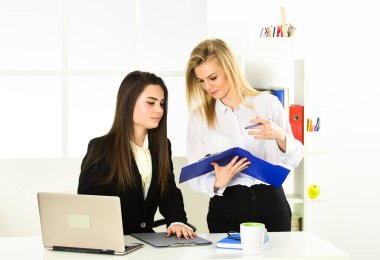 Yaratıcı Reklam Stajyeri. Stajyerlik şirkette deneyim kazanıyor. Dijital pazarlama. Marketolog kızlar. Pazarlama Terfi Uzmanı. Pazarlama ajansı. Medya Araştırmacısı ve Proje Yöneticisi