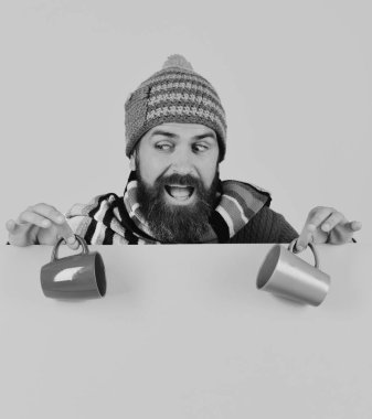 Sakallı hippi ve kurnaz suratlı kahve fincanı var..