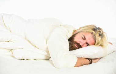 Sakallı adam otel odasında yatakta uyuyan beyaz Terry bornoz giyiyor. Hastayken yatak istirahati. Adam iç çamaşırıyla uyuyor. Banyodaki bornozlu adam. Sabah yakışıklı bir adam. Evde harika vakit geçiriyorum.