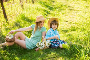 Bu harika bir şey. Bahar doğasında rahatla. Mevsim kiraz çiçeklerinin güzelliği. Aşk ve şefkatli anlar. Anneler Günün kutlu olsun, yaz havasının tadını çıkar. Ebeveynlik ve ebeveynlik. Boş zamanlarınızı birlikte geçirin.