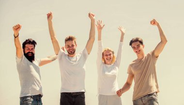 Başarı ve başarı. Neşeli insanlar iletişim kuruyor. Ağ konsepti. Erkek kadın gökyüzü geçmişi ile iletişim kuruyor. İletişim yetenekleri. İnsan iletişimi. Özgürlük kavramı. Genç ve özgür