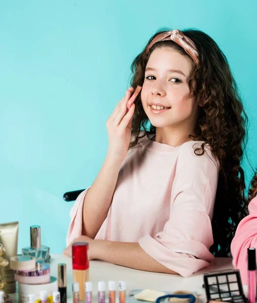 Adoro a minha cara. Menina adolescente com cabelo encaracolado longo. Uma rotina de beleza. Menina no salão de beleza. Maquiagem para criança. Cosméticos orgânicos naturais. Pele saudável. Problema da acne. Saúde e beleza. Produtos femininos — Fotografia de Stock