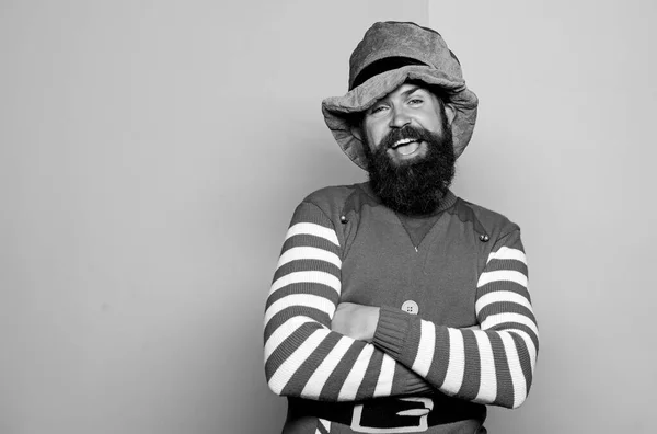 Duende de Natal. Conceito de duende. Tradições ou costumes. Feliz celebração. Duende barbudo. Carnaval de Inverno. Dia de St. Patricks. Hipster com barba vestindo traje verde para a festa. Homem alegre comemorar férias — Fotografia de Stock