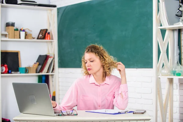 Nätgemenskap för lärare. Sociala nätverk för kommunikation. Modern skola. Lärardagen. Kvinnlig smart pedagog arbetar online. Intelligent flickelev. Pedagog surfa på nätet. Stöd till lärarforum — Stockfoto