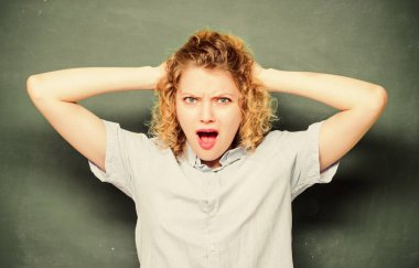 Yorgun eğitimci pes etti. Stresli bir iş. Stres atma yöntemleri. Stresli bir iş. Öğretmen tapılası bayan tahtadan tedirgin olmuş. Öğretmenlik zor ve streslidir. Aptallıktan yoruldum.