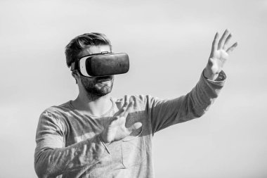 VR teknolojileri. Kendi işini kur. Dijital gelecek ve yenilik. Seksi adam gökyüzü arkaplan gözlüğü. Maço adam kablosuz sanal gerçeklik gözlüğü takıyor. Çok modern görünüyorsun. erkek sanal gerçekliği