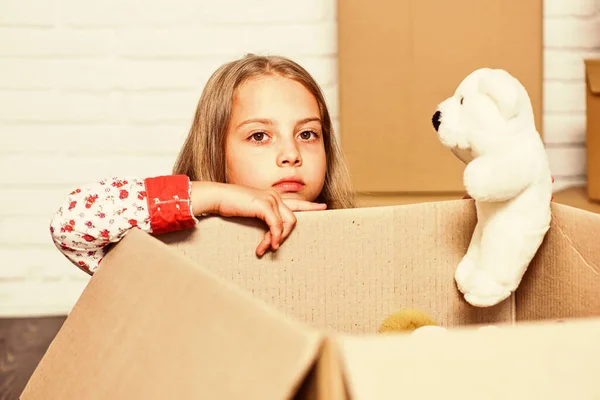 Después de la tienda de juguetes. caja de cartón infantil feliz. compra de vivienda nueva. niña feliz con juguete. reparación de la habitación. apartamento nuevo. Cajas de cartón - mudanza a nueva casa — Foto de Stock