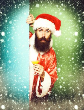 Şaşırmış sakallı Noel Baba adam