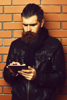 Sakallı, Kafkas hippisi, elinde tablet.