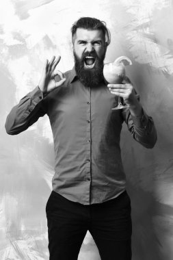 Elinde tropikal alkolik taze kokteyl tutan Kafkas hippisi.