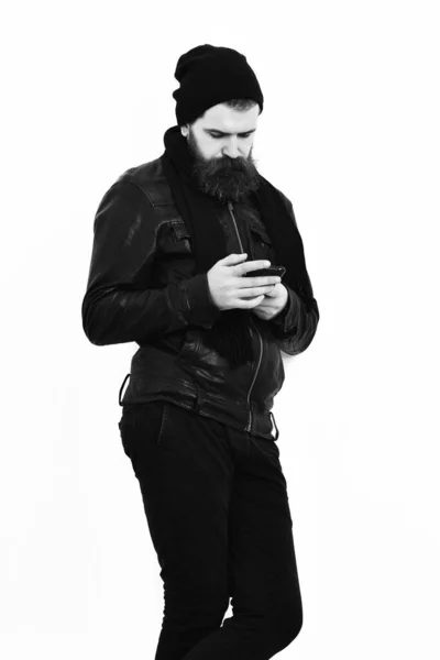 Bärtiger brutaler kaukasischer Hipster mit Handy — Stockfoto