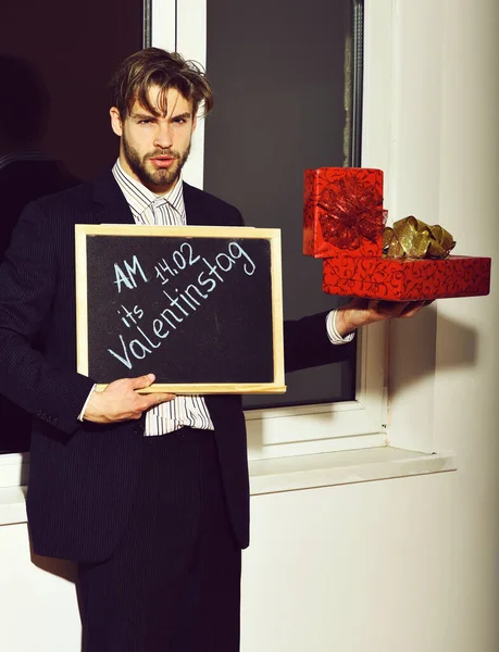 Uomo d'affari barbuto con regali di San Valentino — Foto Stock