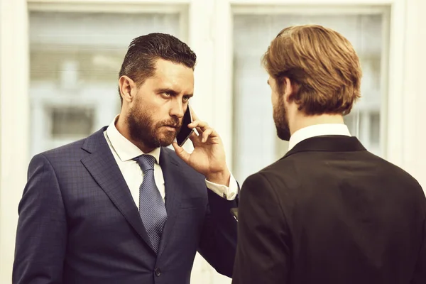 Business, tecnologia e concetto di persone, serio uomo d'affari con smartphone — Foto Stock