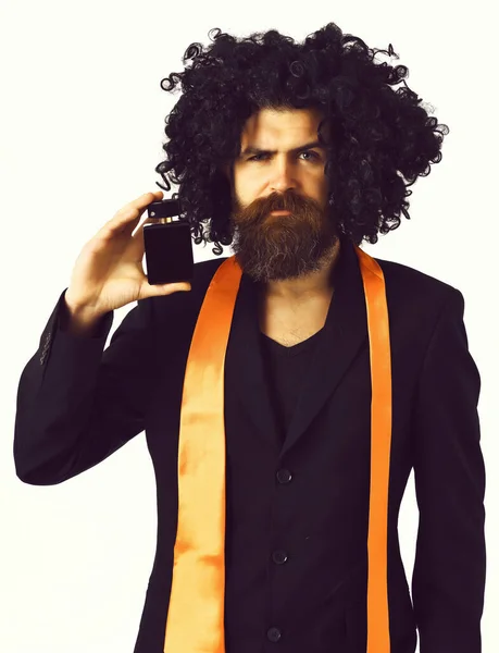 Kaukasische hipster in pak en zwarte gekrulde pruik met parfum — Stockfoto