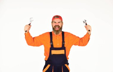 Arabayı tamir et. Servis ve mühendislik konsepti. Adam anahtar aletlerini beyaz arka planda tutuyor. Anahtar gereçleri. Çok yönlülük için iyi bir seçim. İngiliz anahtarı olan bir tamirci. İndirme aracı ayrıntıları sıkılaştırıyor