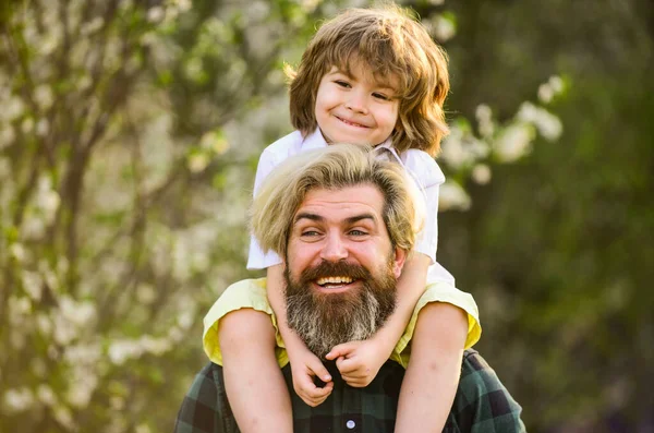 Vårpromenad. Faderskapets lycka. Pappadagen. Liten pojke och far i naturen bakgrund. Hipster och lille son. Utforskar trädgården tillsammans. Lycka koncept. Enkel lycka. Lycklig familj — Stockfoto