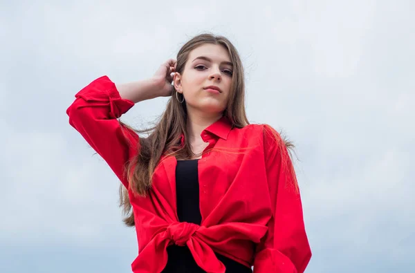 Gelukkige jeugd. tiener meisje op zoek trendy en stijlvol. trendy tiener model poseren buiten. Goed weer. stijlvol kind draagt rood shirt. mode voor kinderen. kind schoonheid concept — Stockfoto