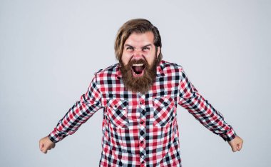 Sakallı, olgun bir hippi. Bıyıklı, vahşi beyaz adam. Sakallı adam kareli gömlek giyer. Kızgın vahşi adam bağırıyor. Erkek berber bakımı. saç ve sakal bakımı