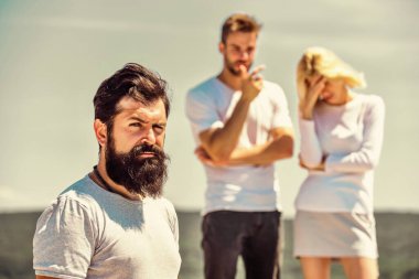 Aşk üçgeni. Sosyal bir sorun. İhanet ve boşanma. Birbirine aşık çiftler. Üçüncü adam. Aile psikolojisi. Kişiler arası ilişki. Mutluluk ya da talihsizlik. İlişki sorunları. Ayrıl