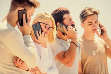 Digi hayatınızı yaşayın. Bir grup insan. Kullanıcı grup ağı. Dört kişilik bir grup. Şirket takım grubu. Erkekler ve kızlar konuşur. Çeşitli gençler telefonda konuşuyorlar. iş iletişimi