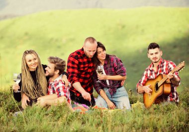 Yaz gününü geçirmek. Bir grup insan birlikte boş zaman geçirir. Aile kampı. Yürüyüş macerası. Mutlu erkekler ve kızlar gitarlı arkadaşlar. Arkadaşlık. Turizm kampında romantik bir piknik. Kamp ateşi şarkıları