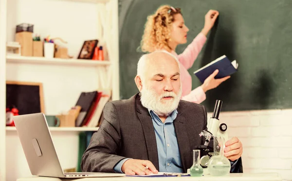 Student. Vzdělávač a studentská třída. Dívka s poznámkovým blokem u tabule. Vysokoškolské vzdělání. Profesor biolog nebo chemik učící studenta. Vzdělávací aktivita. Biologie vědy — Stock fotografie