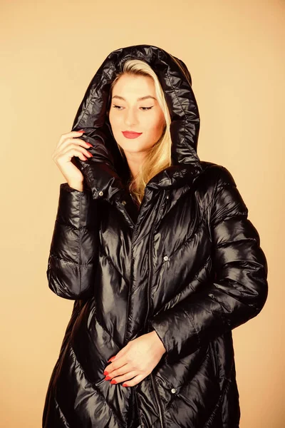 Újra feketében. Gyönyörű, divatos szőke. A lány élvezi a fényes kabátot csuklyával. Meleg kabát. Kényelmes alsó kabát. Megtalálni a megfelelő téli kabát elengedhetetlen élvezetes téli szezonban — Stock Fotó