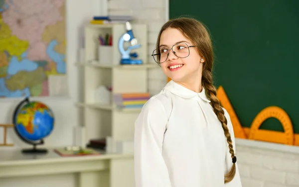 Utbildning och barnlitteratur. Tillbaka till skolkonceptet. Läsa bok som hobby. Romantisk skolflicka i klassrummet. Vilken gullig skolnörd. Införande av nya arbetsenheter. Grabben flicka bär glasögon — Stockfoto