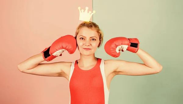 Poder de las mujeres. Chica reina campeona del deporte. ser el mejor. Señora ganadora. Reina del ring de boxeo. Deportiva con corona de princesa. Concepto de victoria. mujer feliz fiesta corona. guantes de boxeo mujer boxeador — Foto de Stock