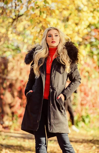 Modern outfit för ungdomar. Flicka i varm rock stå i park natur bakgrund defocused. Skapa hösten outfit för att känna sig bekväm och söt. Kvinna långt blont hår bära snygg outfit med parka — Stockfoto