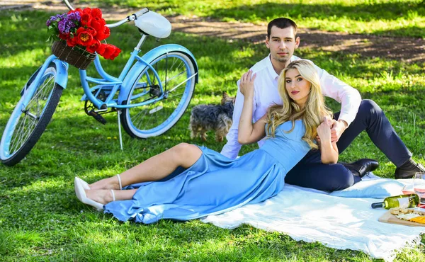 Pareja juguetona haciendo picnic en el parque. Un par de abrazos en la manta. Felices juntos. Mi amor. Un picnic romántico. Concepto de aniversario. Momento idílico. Hombre y mujer enamorados. Hora del picnic. Fecha de primavera — Foto de Stock