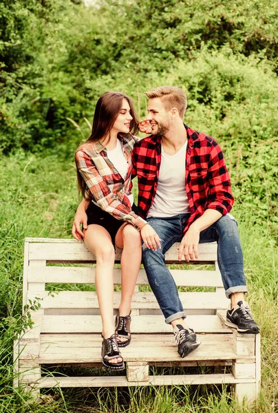 Novio y novia enamorados. Concepto de amor y romance. Vacaciones de verano. Disfrutando de un buen fin de semana juntos. Fin de semana familiar. Una cita romántica en el parque. Un par de enamorados se sientan en el banco. Los jóvenes pasan el rato —  Fotos de Stock