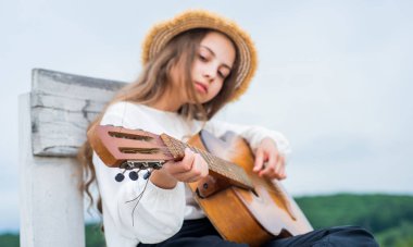 Gitarı özenle çalmayı öğren. Kız anın tadını çıkarıyor. Kutlama 'da iyi eğlenceler. Gitarla şarkı söyleyen çocuk. Genç hippi gitar çalıyor. Akustik gitarlı bir şarkıcı. Müzik ve sanat. müzik dükkanı