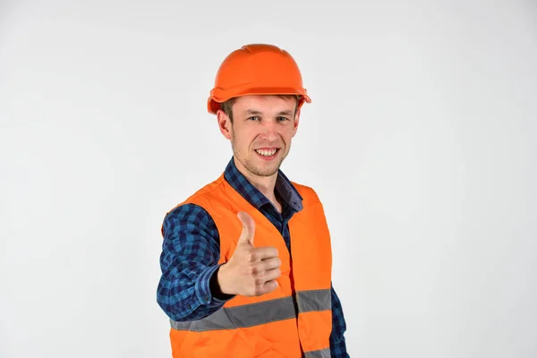 El hombre usa obras protectoras de reparación de sombreros duros, buen concepto de trabajo — Foto de Stock