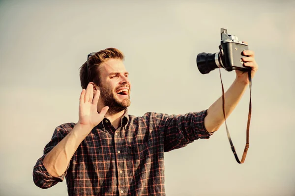 Olá, estou aqui. viajar com câmera. estilo de moda masculina. com ar de moda. Homem macho com câmara. repórter turístico sexy. capturar aventura. jornalista. fotógrafo em óculos fazer selfie — Fotografia de Stock