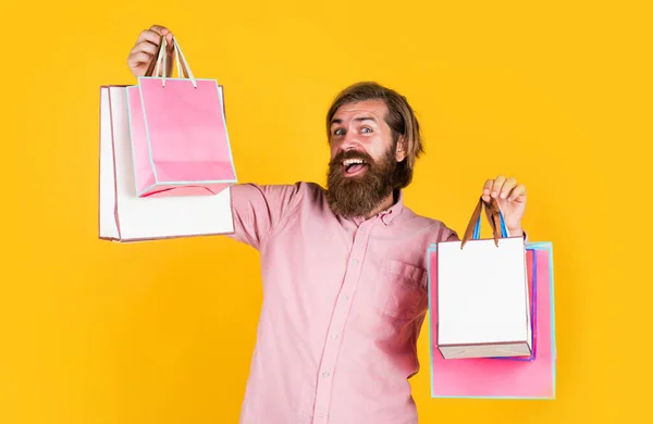 Un accro du shopping. homme barbu cadeau décoration de vacances. homme d'affaires tenant un paquet cadeau. cadeau à un collègue au travail. surpris homme déballer. la livraison du colis. émotion humaine et expression faciale — Photo