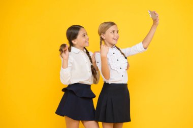 Profilim için. Çocuklar selfie çekerler, arkadaşlık yaparlar. Okul üniformalı küçük kızlar. Okula dönüyorum. Eğitim blogu. Dijital teknoloji. Online eğitim. Bilgi günü. Akıllı telefonlu mutlu arkadaşlar