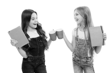 Çene çin Küçük kızlar çay molası veriyor. Küçük çocuklar yemek molasında bardaklarını tokuşturuyorlar. Okul tatilinde eğlenen tatlı liseli kızlar. Şimdi bir ara vermeliyiz.