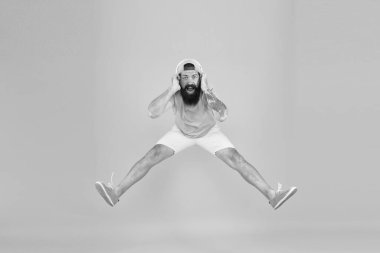 Bu bir zafer. Vahşi hippi yükseğe zıplar. En sevdiği şarkı. Olgun DJ enerji dolu. Özgürlüğü hisset. Başarıyı kutlamak. Sakallı adam müzik dinler. Mutlu adam kulaklık takıyor. Yaz tatili partisi