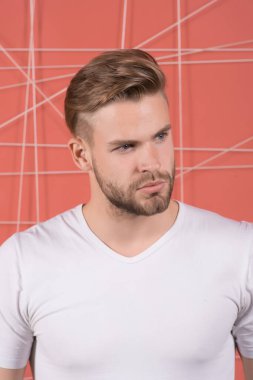 Sakallı ve çekici bir adam. Erkeklik kavramı. Sakallı ya da traşsız adam yakışıklı ve bakımlı görünüyor. Sıkı sıkıya bağlı yüzü olan, pembe geçmişi olan bir adam.