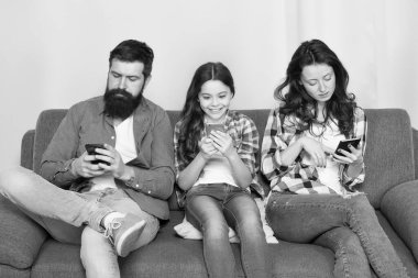 Aile telefonu bağlantısı. Aile telefonlarını evden alır. Küçük çocuk ve ebeveynler akıllı telefon kullanır. Taşınabilir internet ve aile iletişimi. Mobil iletişim. İnternet sörfü