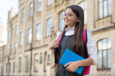 Okulda elimizden geleni yaparız. Mutlu çocuk okula gidiyor. 1 Eylül. Okula dönelim. Bilgi toplama günü. Resmi, gayri resmi ve gayri resmi eğitim. Özel ders. Öğrenmeye yaklaş, uzayı kopyala