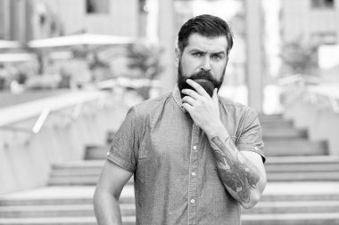 Sakalım, görünüşüm. Sakallı adam, sakallı şehirli adama dokunuyor. Hippi tıraşsız sakal ve bıyık takar. Sakal büyütme ürünleri. Berber dükkanı. Kuaför salonu. Erkekler tımar ediliyor. Yüz kıllarını ve tenini yumuşak tut.