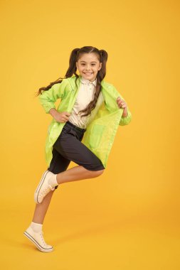 Sonbahar indirimi var. Aktif okul kızı su geçirmez yağmurluk. Suya dayanıklı kıyafetler. Keyfim yerinde. İlkbaharda korunacak. Sonbahar çocuk modası. Kuru ve rahat yağmur havası. Küçük kız yağmurluğu