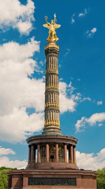 Berlin, Almanya 'nın güneşli yaz gününde Berlin Tiergarten' deki zafer köşesi. Turistler için gidilecek yer. Almanya 'nın tarihi yeri ve mimarisi, Berlin. Berlin 'de zafer sütunları