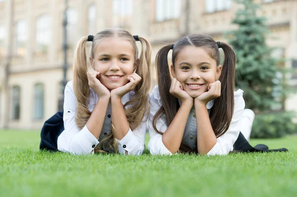 Escola amigos roupas formais relaxante na grama verde, conceito futuro de sucesso — Fotografia de Stock