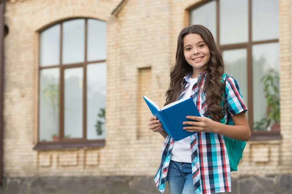 Bildung für die Zukunft. Kleines Kind zurück in die Schule. Grundschulbildung. Kleiderordnung in der Schule. Privatunterricht. Privatunterricht. 1. September. Start-up. Wissenstag. Exzellenz in der Kindererziehung — Stockfoto