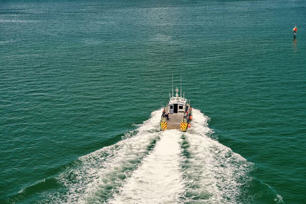 Μαϊάμι, ΗΠΑ - 29 Φεβρουαρίου 2016: Σκάφος στη θάλασσα. Γρήγορο σκάφος. Θαλάσσιες μεταφορές και μεταφορές. Περιπέτεια και ανακάλυψη. Ταξιδεύοντας και ταξιδεύοντας. Ταξίδι και ταξίδι. Περιπλανώμενη επιθυμία. Καλοκαιρινές διακοπές — Φωτογραφία Αρχείου