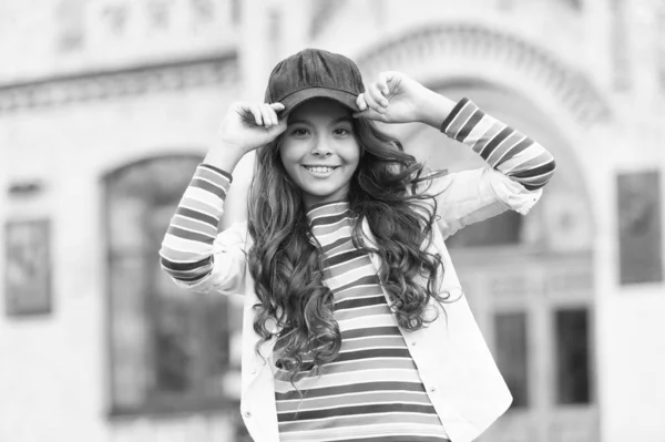 Vestiti da vero hipster. Felice bambino godere di stile hipster. I piccoli hipster indossano cappelli da baseball all'aperto. Aspetto hipster di ragazzina. Accessori moda. Stile trendy. Streetwear. Bellezza funky — Foto Stock