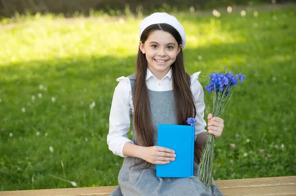 Elégante écolière fille avec livre dans le parc, concept de bibliothèque scolaire — Photo